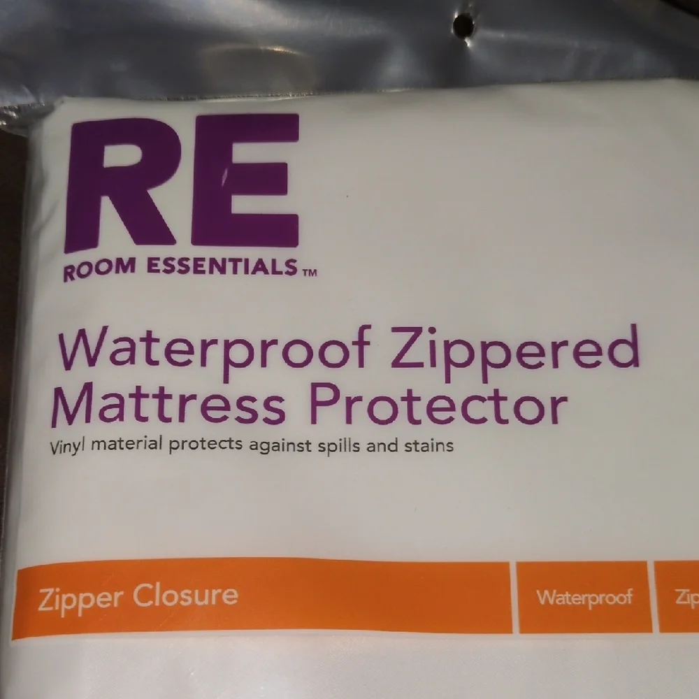 Room Essentials Zippered Mattress Protector - White